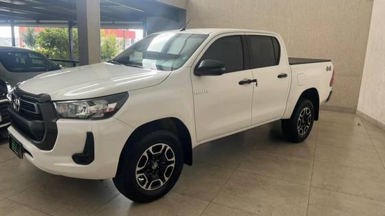 TOYOTA HILUX 2.8 D-4D TURBO DIESEL CD POWER PACK 4X4 MANUAL TOYOTA HILUX 2.8 D-4D TURBO DIESEL CD POWER PACK 4X4 MANUAL